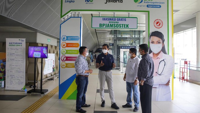 BPJS Ketenagakerjaan Bantu Percepatan Vaksinasi COVID-19 PJS Ketenagakerjaan menggelar vaksinasi COVID-19 di Stasiun MRT Blok A, Jakarta, Sabtu (24/7). Vaksinasi ini unuk mendukung pemerintah dalam percepatan pembentukkan herd immunity.