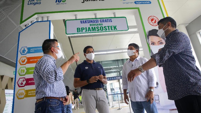 PJS Ketenagakerjaan menggelar vaksinasi COVID-19 di Stasiun MRT Blok A, Jakarta, Sabtu (24/7). Vaksinasi ini unuk mendukung pemerintah dalam percepatan pembentukkan herd immunity.