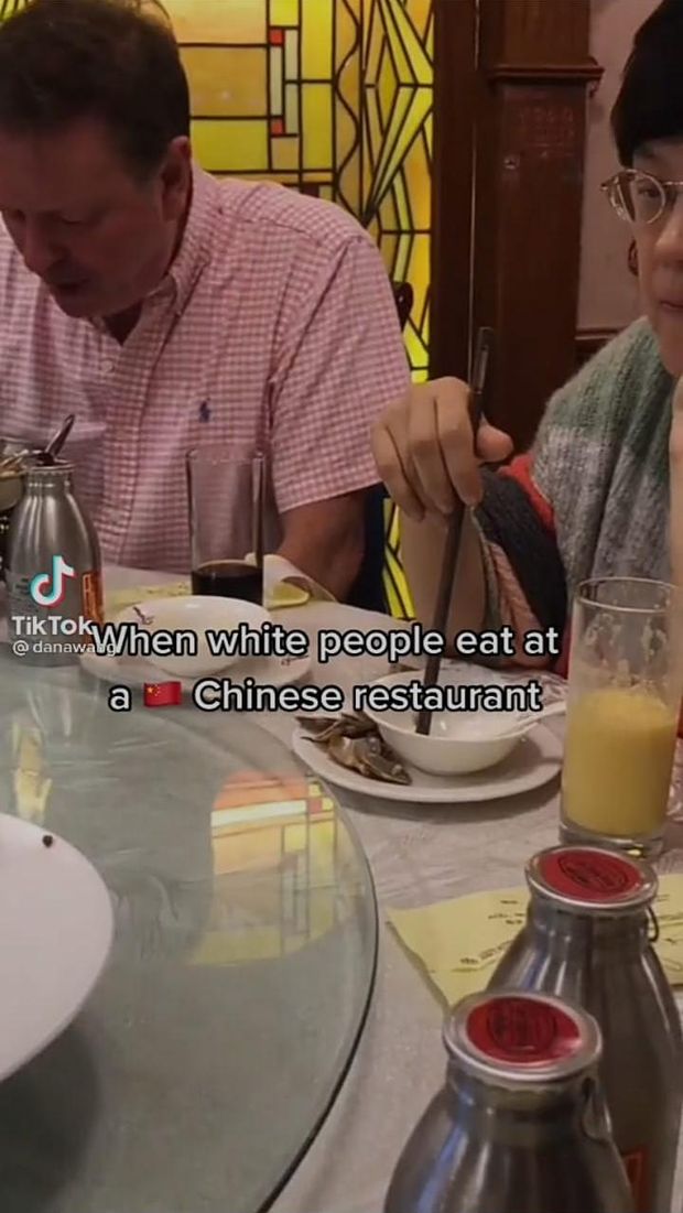 Tak Tahu Cara Makan di Restoran China, Bule Ini Lahap Seekor Ikan Kukus