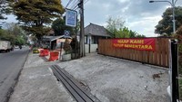 Belum lagi semua objek wisata memasang tanda tutup sampai waktu yang tak ditentukan. Seolah mengindikasikan tak jelas kapan mereka bisa kembali beroperasi menyambut wisatawan.