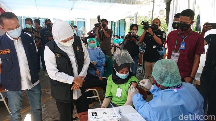 Gubernur Khofifah tinjau vaksinasi di PT Integra