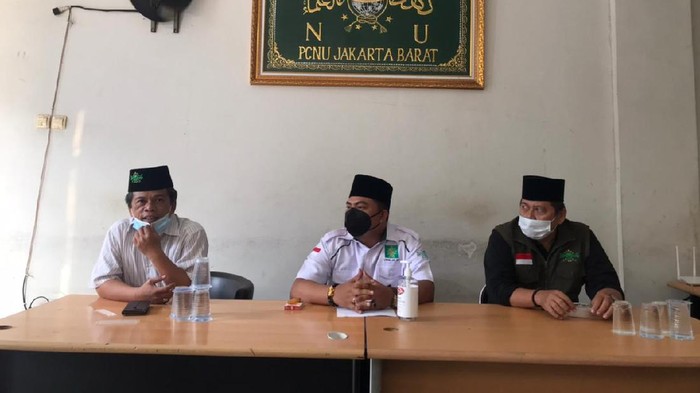 H Sarmili (tengah) meminta maaf soal insiden bawa pistol di apartemen di Cengkareng, Jakbar, saat jumpa pers di kantor PCNU Jakbar, Cengkareng, Sabtu (24/7/2021).
