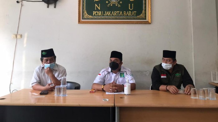 H Sarmili (tengah) meminta maaf soal insiden bawa pistol di apartemen di Cengkareng, Jakbar, saat jumpa pers di kantor PCNU Jakbar, Cengkareng, Sabtu (24/7/2021).