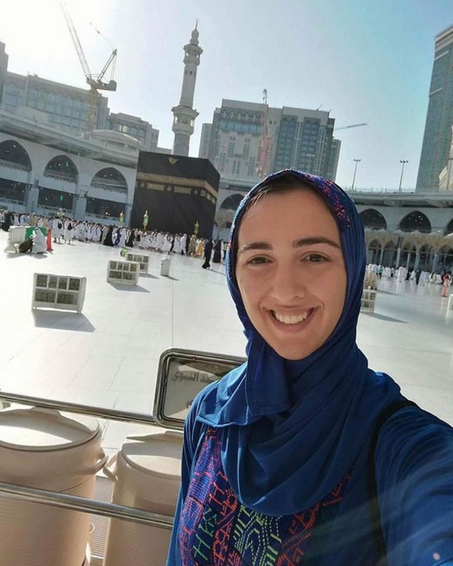 Dari segala aktivitasnya, Hadia juga orang yang relijius. Ini potret Hadia saat melaksanakan umrah pada 2019 lalu. Foto: dok. Instagram/@hadiahosny