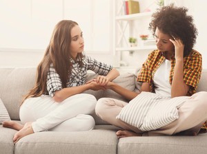 Cara Bantu Teman yang Putus Cinta agar Cepat Move On
