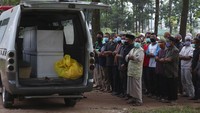 Rekor kasus Corona ini sudah terjadi selama tiga hari berturut-turut sejak 21 Juli 2021. Selain itu, selama sepekan ini kasus kematian akibat Corona di Indonesia selalu di atas angka 1.000. (AP Photo/Achmad Ibrahim)