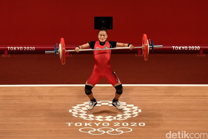 INDONESIA SABET MEDALI PERTAMA DARI CABANG ANGKAT BESI Lifter putri Indonesia Windy Cantika Aisah melakukan angkatan snatch dalam kelas 49 Kg Putri Grup A Olimpiade Tokyo 2020 di Tokyo International Forum, Tokyo, Jepang, Sabtu (24/7/2021). Windy Cantika berhasil mempersembahkan medali pertama bagi Indonesia yakni perunggu dengan total angkatan 194 Kg. ANTARA FOTO/Sigid Kurniawan/wsj.