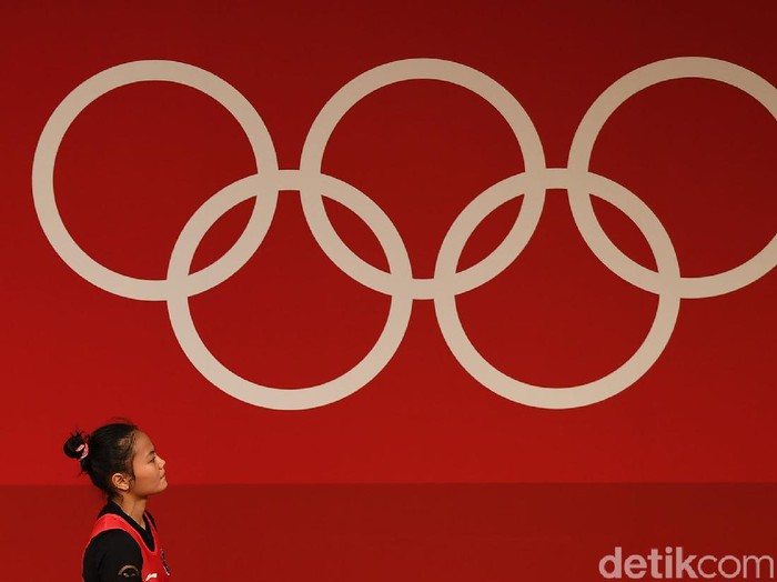 Lifter putri Indonesia Windy Cantika Aisah melakukan angkatan snatch dalam kelas 49 Kg Putri Grup A Olimpiade Tokyo 2020 di Tokyo International Forum, Tokyo, Jepang, Sabtu (24/7/2021). Windy Cantika berhasil mempersembahkan medali pertama bagi Indonesia yakni perunggu dengan total angkatan 194 Kg. ANTARA FOTO/Sigid Kurniawan/wsj.