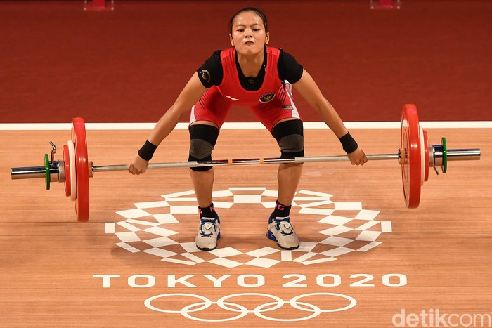 Lifter putri Indonesia Windy Cantika Aisah melakukan angkatan snatch dalam kelas 49 Kg Putri Grup A Olimpiade Tokyo 2020 di Tokyo International Forum, Tokyo, Jepang, Sabtu (24/7/2021). Windy Cantika berhasil mempersembahkan medali pertama bagi Indonesia yakni perunggu dengan total angkatan 194 Kg. ANTARA FOTO/Sigid Kurniawan/wsj.