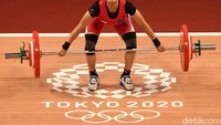 Windy melakukan angkatan snatch dalam kelas 49 kg Grup A Olimpiade Tokyo 2020 di Tokyo International Forum, Sabtu (24/7/2021).