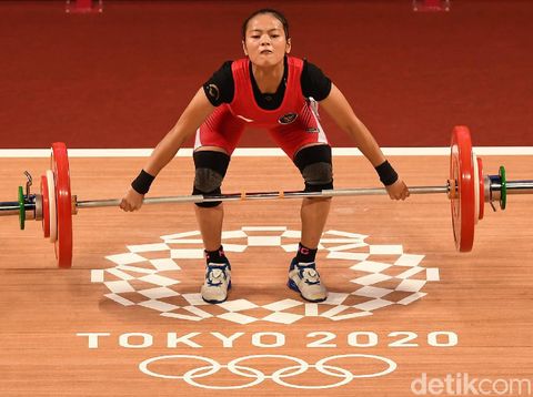 Lifter putri Indonesia Windy Cantika Aisah melakukan angkatan snatch dalam kelas 49 Kg Putri Grup A Olimpiade Tokyo 2020 di Tokyo International Forum, Tokyo, Jepang, Sabtu (24/7/2021). Windy Cantika berhasil mempersembahkan medali pertama bagi Indonesia yakni perunggu dengan total angkatan 194 Kg. ANTARA FOTO/Sigid Kurniawan/wsj.