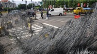 Selain kawat berduri, pembatas beton juga telah digunakan untuk menutup jalan.