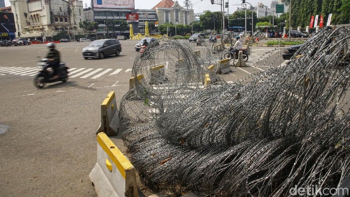 Isu Demo 'Jokowi End Game', Kawat Berduri Bentengi Istana Kepolisian menyiapkan kawat berduri di dekat Istana Negara, tepatnya di kawasan Harmoni, Sabtu (24/7). Kawat berduri itu untuk mengantisipasi adanya demo 'Jokowi End Game'.