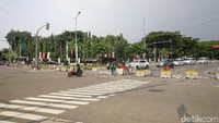 Namun hingga siang tidak tampak massa yang akan melakukan aksi.