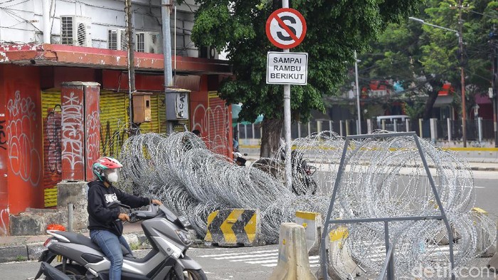 Kepolisian menyiapkan kawat berduri di dekat Istana Negara, tepatnya di kawasan Harmoni, Sabtu (24/7). Kawat berduri itu untuk mengantisipasi adanya demo Jokowi End Game.