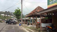 PPKM Darurat membuat warga enggan untuk keluar rumah. Kios-kios sepi sejak awal pandemi COVID-19. 