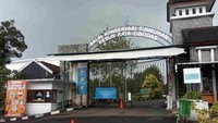 Kondisi lebih memprihatinkan terlihat di kawasan wisata Kebun Raya Cibodas. Pusat okeh-oleh yang biasanya ramai pedagang dan pembeli tutup sejak awal PPKM. Hanya beberapa kios yang masih buka.