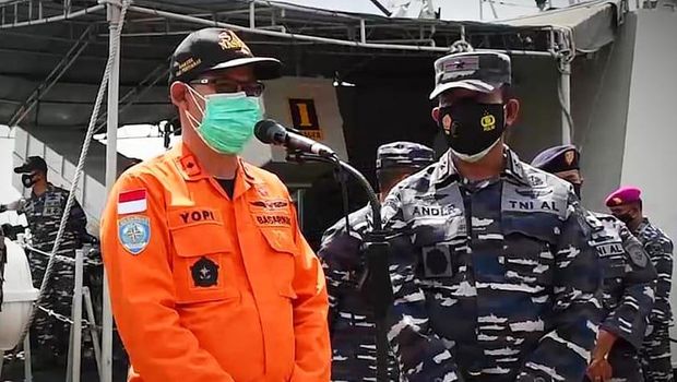 Kakansar Pontianak Yopi Haryadi (kiri) dan Danlantamal XII Pontianak Brigjen TNI Marinir Andi Rukman (kanan) saat mengumunkan penghentian pencarian ABK hilang di perairan Kalbar (dok Koarmada I)