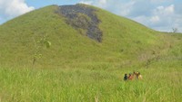 Tinggalan megalitik yang ditemukan di Situs Khulutiyauw berupa papan batu dan menhir. Kedua benda megalitik ini pada masa lalu berfungsi sebagai media pemujaan terhadap roh nenek moyang.