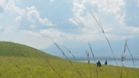 Untuk menuju situs ini, peneliti harus berjalan kaki sekitar 30 menit menyusuri jalan kampung. Kemudian, dilanjutkan dengan melewati jalan setapak di kaki bukit yang keseluruhannya ditumbuhi rumput ilalang.