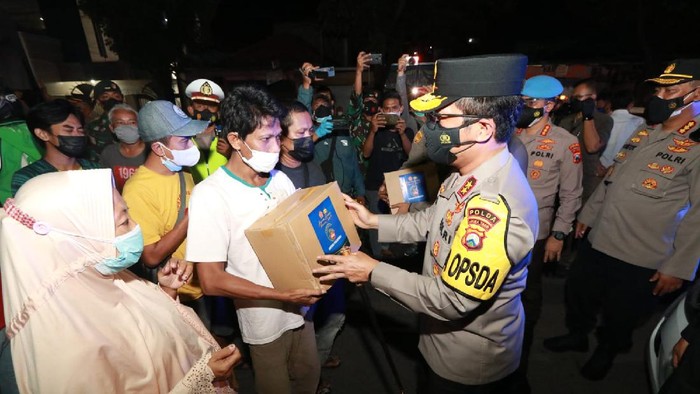 Kapolda Jatim memberikan bansos ke warga