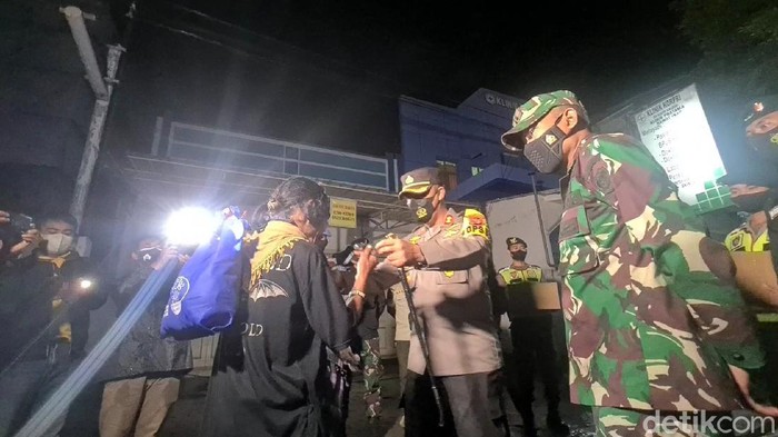 Kapolres sukabumi berikan bansos ppkm