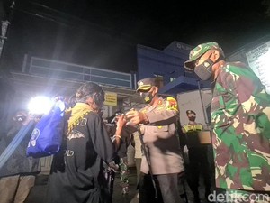 Tengah Malam Kapolres-Dandim Sukabumi Sebar Sembako