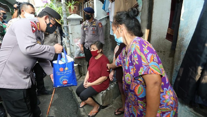 Kapolri Jenderal Listyo Sigit memberi bantuan ke warga yang terdampak Corona