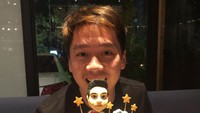 Pria kelahiran Banyuwangi terlihat bahagia saat mendapat kejutan kue ulang tahun. Apalagi kuenya dibuat tema bulu tangkis!