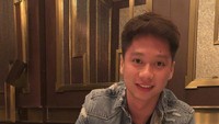 Begini gaya keren Kevin saat sedang makan di restoran fine dining. Lifes too short to say no to chocolate cake, katanya.