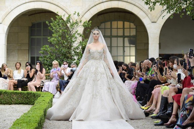 Fashion show Zuhair Murad Couture Haute Couture Fall/Winter 2021/2022 di Paris Fashion Week, Paris, Prancis, 7 Juli 2021.  Foto: Kristy Sparow/Getty Images.