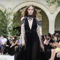 Fashion show Zuhair Murad Couture Haute Couture Fall/Winter 2021/2022 di Paris Fashion Week, Paris, Prancis, 7 Juli 2021. Foto: Kristy Sparow/Getty Images.