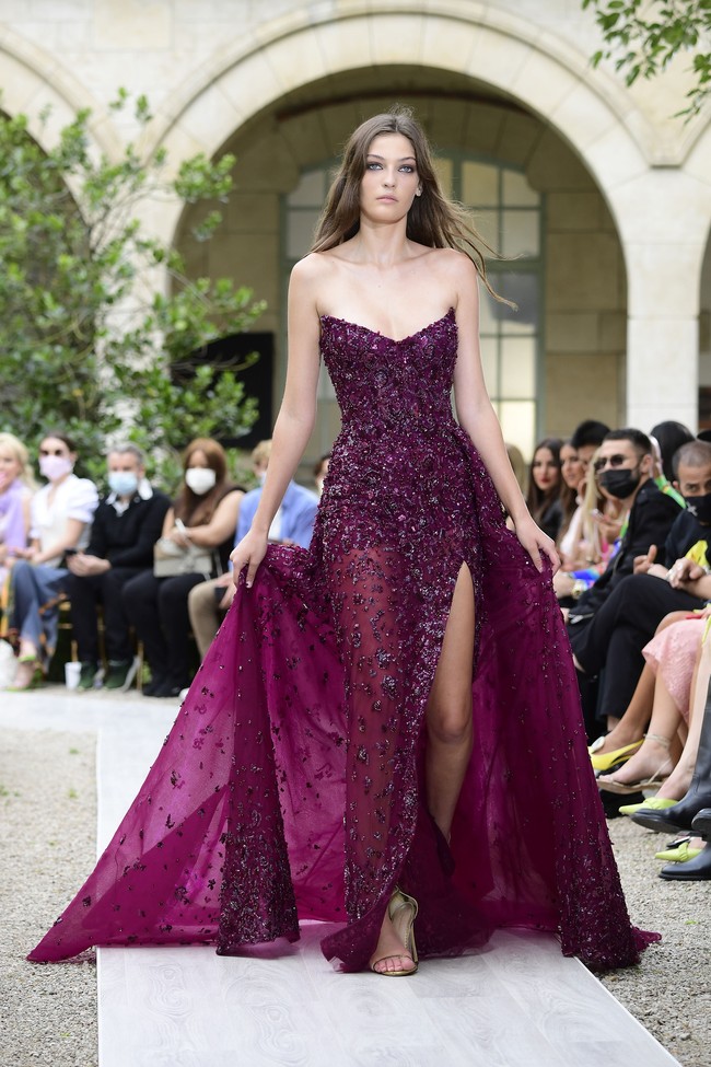 Fashion show Zuhair Murad Couture Haute Couture Fall/Winter 2021/2022 di Paris Fashion Week, Paris, Prancis, 7 Juli 2021. Foto: Kristy Sparow/Getty Images.