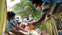 Sesaji yang akan dilarung terdiri dari 47 encek (kulit batang pisang dibetuk kotak). Di dalamnya terdapat aneka menu seperti nasi dibentuk mirip kerucut yang disebut golong, serta sayuran, dan lauk pauk.