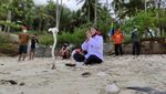 Warga Pacitan Gelar Larungan Berharap Pandemi Segera Berakhir