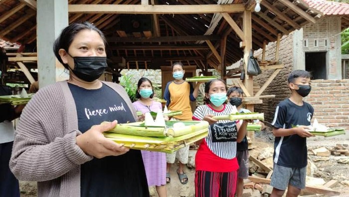 Warga Desa Jetak, Pacitan, menggelar upacara adat larungan. Ritual melepas sesaji ke laut ini diyakini menjadi sarana penolak bala, termasuk wabah COVID-19.