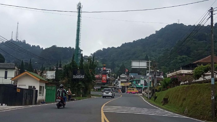 Lengangnya Jalur Puncak-Kawasan Wisata Cianjur Terdampak PPKM Darurat Penerapan serta perpanjangan PPKM Darurat membuat kawasan puncak dan lingkungan wisata di Kabupaten Cianjur, Jawa Barat, sudah seperti 'kota mati'.