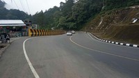 Arus kendaraan yang biasanya padat saat akhir pekan, terlihat sepi dari pagi hingga sore.