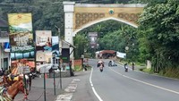 Hanya ada sedikit kendaraan yang melintas.