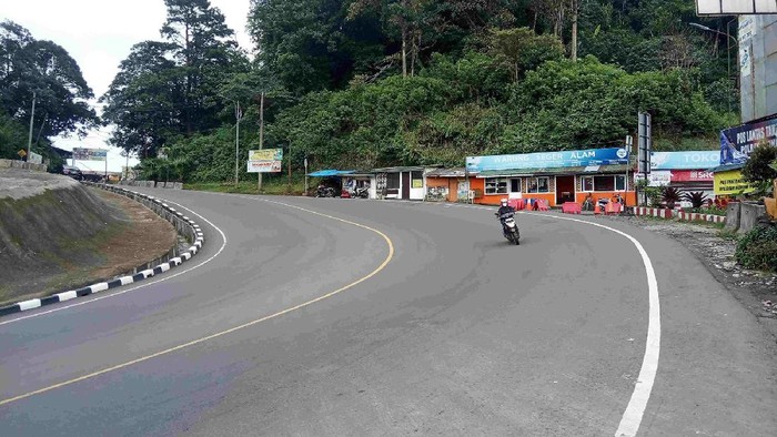 Lengangnya Jalur Puncak-Kawasan Wisata Cianjur Terdampak PPKM Darurat Penerapan serta perpanjangan PPKM Darurat membuat kawasan puncak dan lingkungan wisata di Kabupaten Cianjur, Jawa Barat, sudah seperti 'kota mati'.
