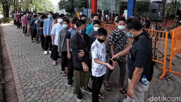 Melihat Antusiasme Anak-anak Ikut Vaksinasi COVID-19 Anak-anak usia 12-17 tahun mengikuti vaksinasi COVID-19 di kawasan Ancol, Jakarta, Sabtu (24/7). Program vaksinasi ini untuk memperingati Hari Anak Nasional.