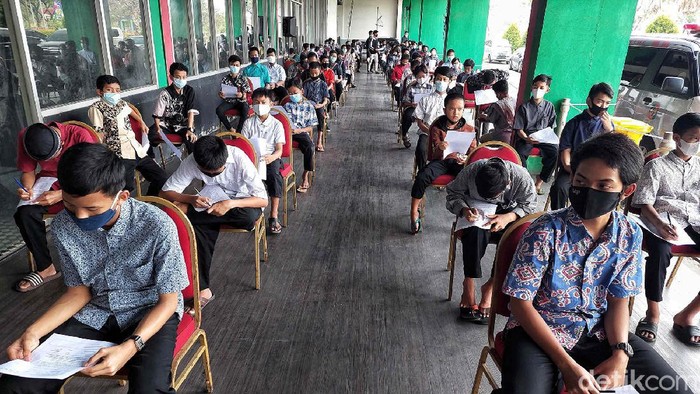 Anak-anak usia 12-17 tahun mengikuti vaksinasi COVID-19 di kawasan Ancol, Jakarta, Sabtu (24/7). Program vaksinasi ini untuk memperingati Hari Anak Nasional.