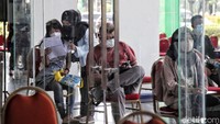 Sejumlah anak mengantre untuk mengikuti vaksinasi di Mal ABC Ancol, Jakarta.