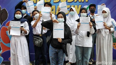 Anak-anak Antusias Ikut Vaksinasi COVID-19