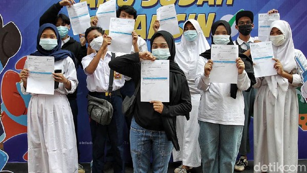 Anak-anak Antusias Ikut Vaksinasi COVID-19