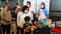 Ditjen Pendidikan Dasar dan Pendidikan Menengah Kemendikbud Ristek Jumeri, Menteri Pemberdayaan Perempuan dan Perlindungan Anak I Gusti Ayu Bintang Darmawati, Plt. Ditjen Pencegahan dan Pengendalian Penyakit Kemenkes Maxi Rein Rondonuwu, dan VP General Secretary Danone Indonesia Vera Galuh Sugijanto meninjau langsung proses vaksinasi.