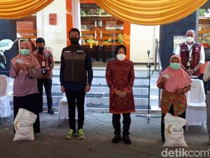 Pantau Penyaluran Bansos di Tuban, Risma: Semoga Bisa Ringankan Beban Warga