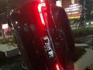 Mobil Lexus Berpelat RFS Terguling di Bundaran Senayan