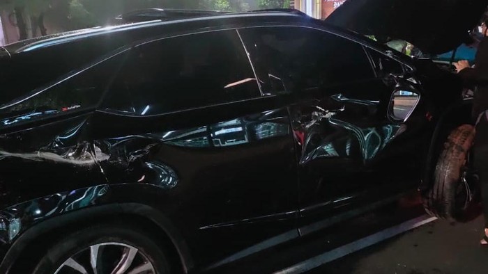 Mobil Lexus pelat RFS terguling di Bundaran Senayan gegara hindari penyekatan, Sabtu (24/7/2021). Foto dikirim Kasi Laka Lantas Polda Metro Jaya AKP Robby.