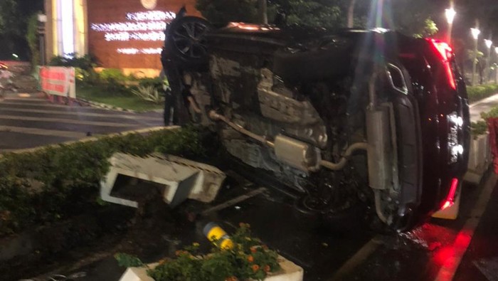 Mobil Lexus pelat RFS terguling di Bundaran Senayan gegara hindari penyekatan, Sabtu (24/7/2021). Foto dikirim Kasi Laka Lantas Polda Metro Jaya AKP Robby.